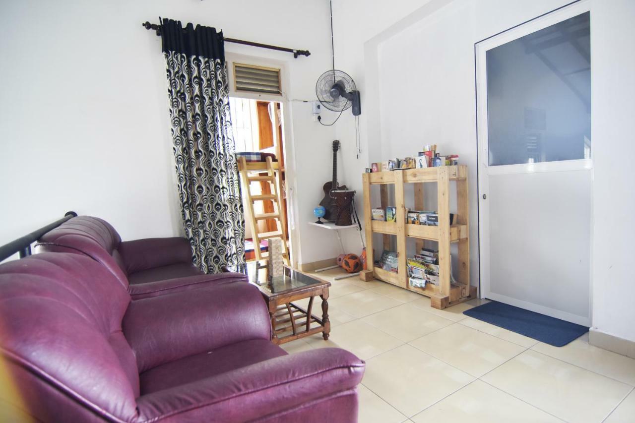 Yoyo Airport Hostel Negombo Buitenkant foto