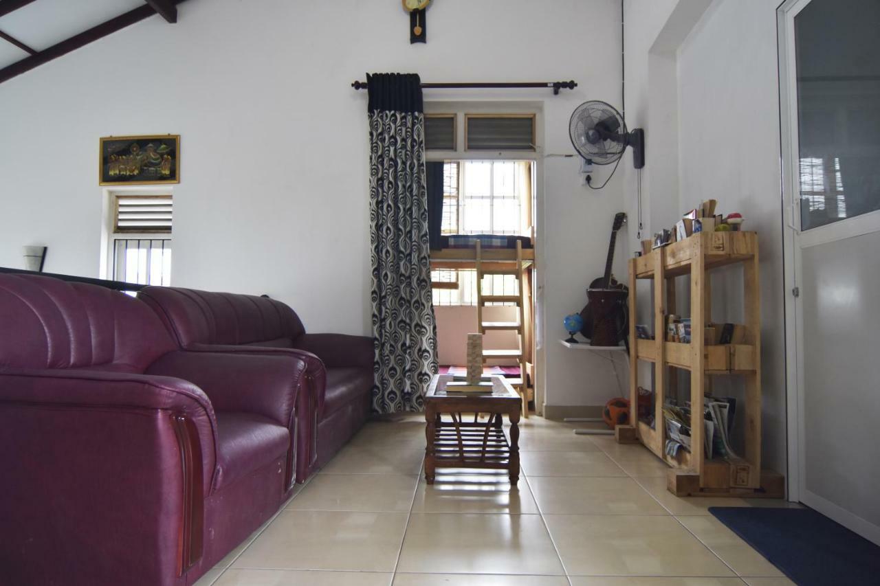 Yoyo Airport Hostel Negombo Buitenkant foto
